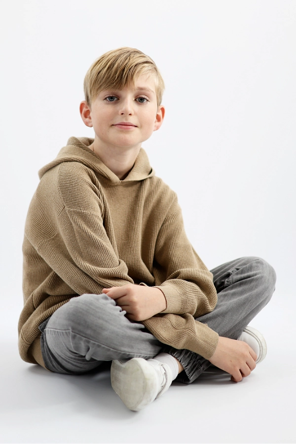 Authentisches Portrait von einem Jungen mit direktem Blick in die Kamera im Snaproom Studio Bern.