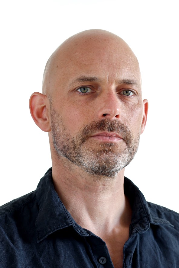 Professionelles Portrait, Bewerbungsfoto eines Mannes mit scharfem Blick im Fotostudio Bern.