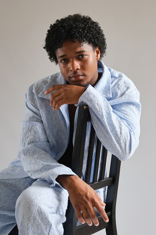 Ganzkörperfoto eines jungen Mannes, Schauspieler und Sänger, aufgenommen im Snaproom Studio Bern.