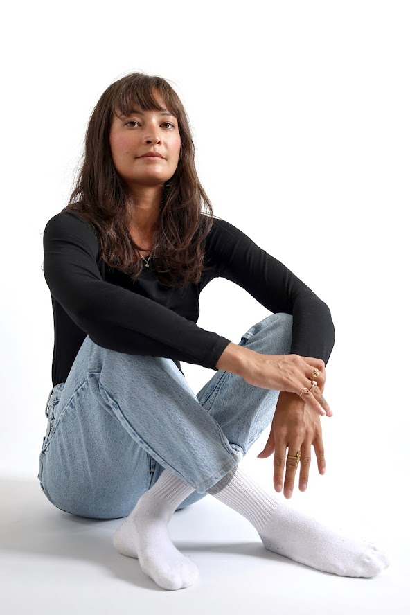Ganzkörperfoto einer schlanken Yogalehrerin im Snaproom Studio Bern.