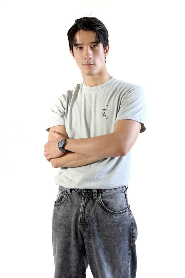 Halbkörper-Porträt eines jungen Schauspielers mit asiatischem Aussehen – neutraler Blick, professionelles Shooting im Fotostudio.