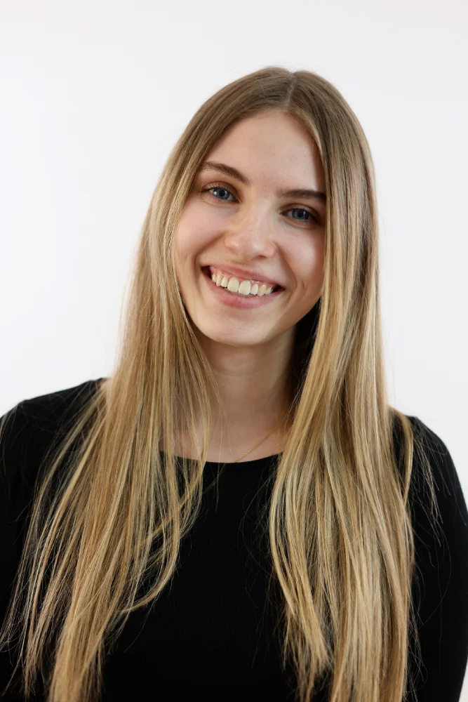 portrait einer jungen Frau mit blonden Haaren